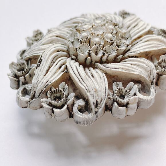 1950s Featherweights White Molded Vintage Plastic Domed Floral Brooch Pin - Picture 6 of 9